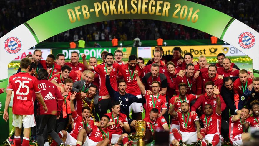 Los jugadores del Bayern de Múnich festejan el título de campeón de la Copa alemana, 21 de mayo de 2016.
