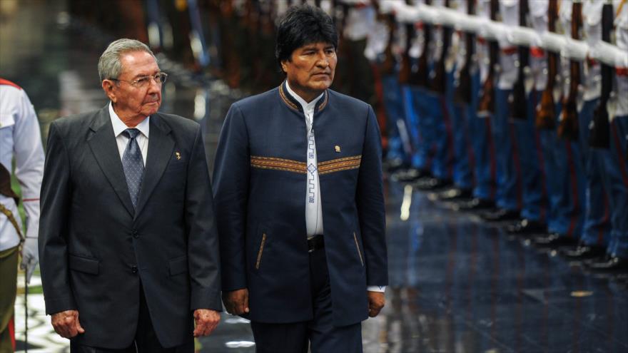 El presidente cubano, Raúl Castro (izq.), y su homólogo de Bolivia, Evo Morales 20 de mayo 2016.