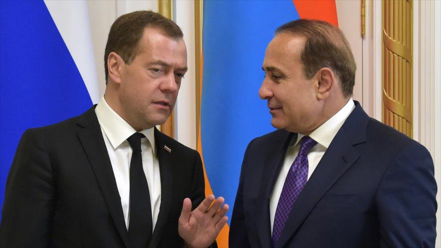 El primer ministro de Armenia, Hovik Abrahamyan (dcha.), y su homólogo ruso, Dmitri Medvedev.