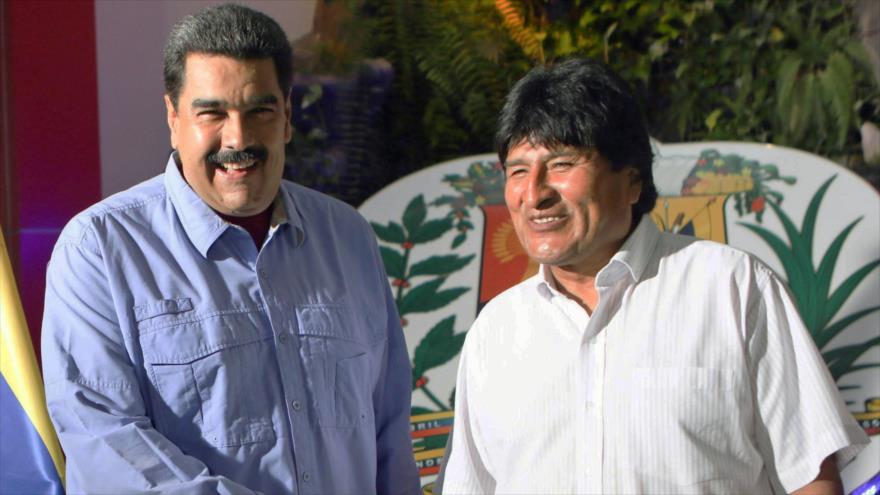 El presidente de Venezuela, Nicolás Maduro saluda a su par boliviano, Evo Morales en el aeropuerto internacional de Maiquetía, en el estado Varga (norte venezolano), 21 de mayo de 2016.