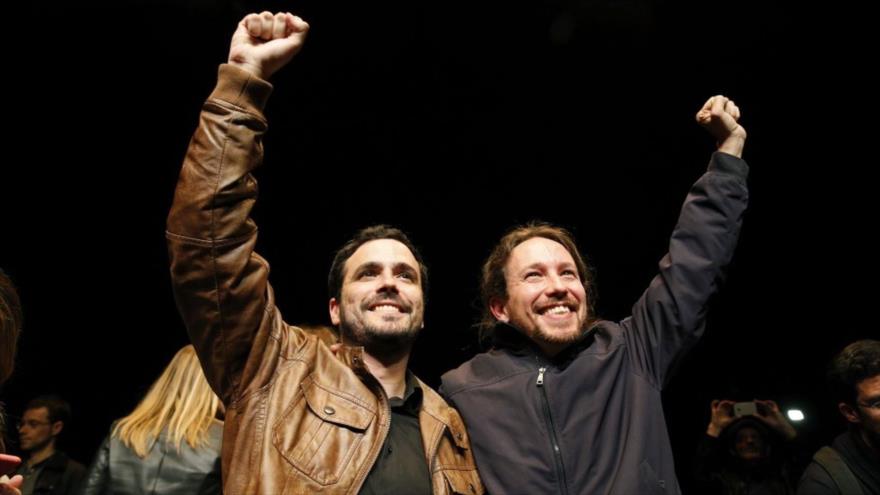 El líder de Podemos, Pablo Iglesias (dcha.), y el de Izquierda Unida (IU), Alberto Garzón.
