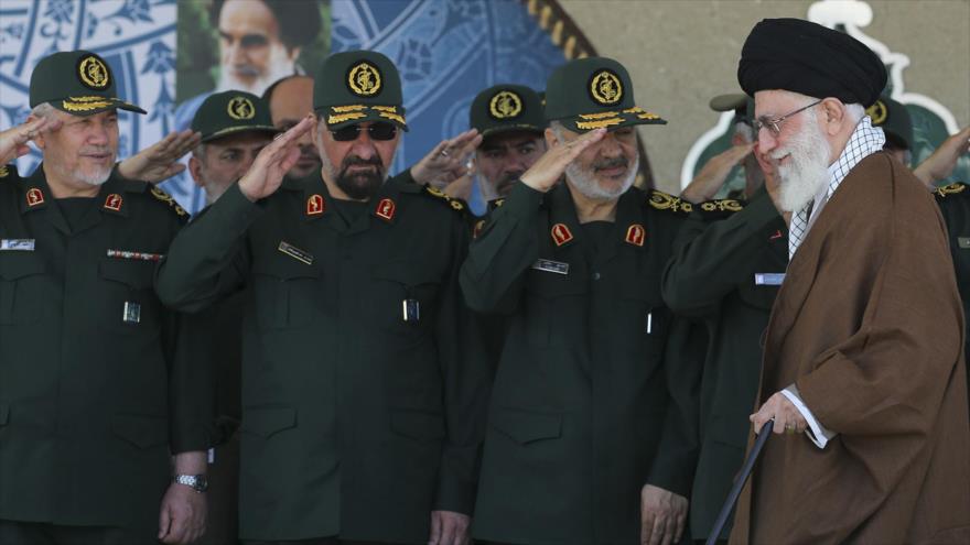 El Líder de la Revolución Islámica de Irán, el ayatolá Seyed Ali Jamenei, (derecha) en una reunión con fuerzas del Cuerpo de Guardianes de la Revolución Islámica de Irán (CGRI).
