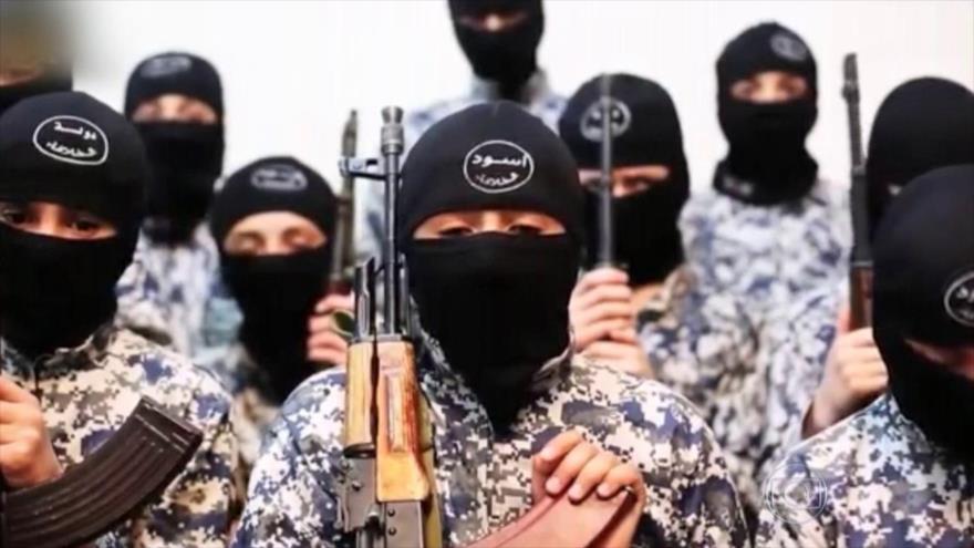 Unos niños integrantes del grupo terrorista EIIL (Daesh en árabe).