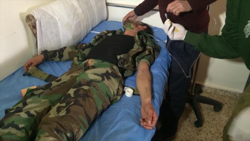 Un combatiente de las fuerzas kurdas iraquíes herido en un ataque químico de Daesh.