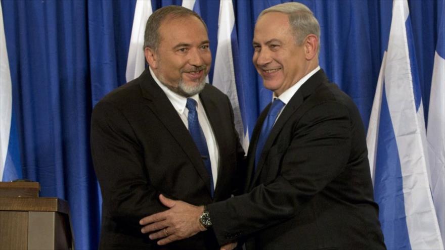El líder del partido de ultraderecha Israel Beitenu, Avigdor Lieberman (izda.), y el primer ministro israelí, Benyamin Netanyahu.