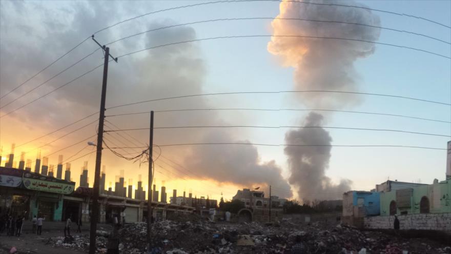 Columna de humo provocada por ataque aéreo de Arabia Saudí contra la capital yemení, Saná.