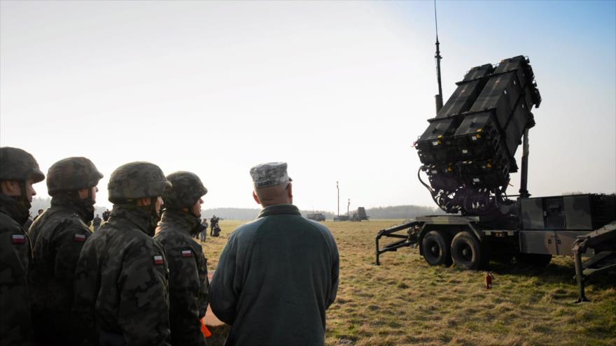 Soldados estadounidenses y polacos observan una batería antiaérea de misiles Patriot durante los ejercicios militares en Polonia. 