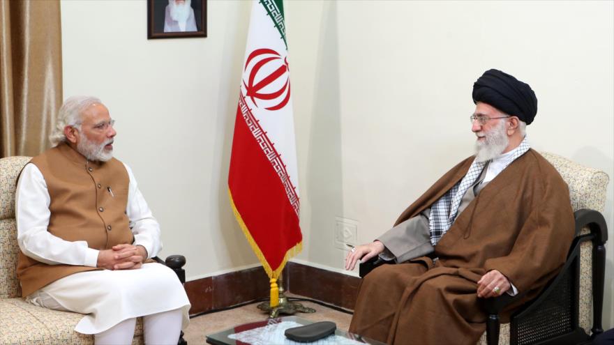 El Líder de la Revolución Islámica de Irán, ayatolá Seyed Ali Jamenei, recibe al pirmer ministro de La India, Narendra Modi, en Teherán, capital persa. 23 de mayo de 2016 
