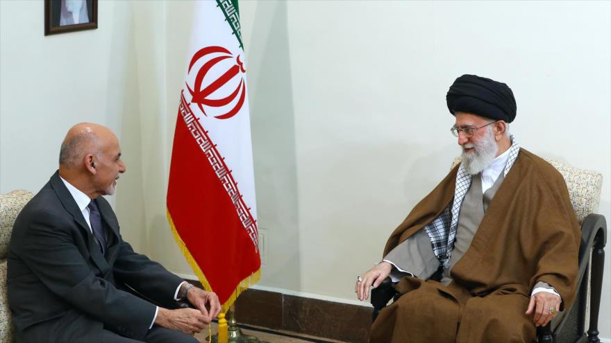 El Líder de la Revolución Islámica de Irán, el ayatolá Seyed Ali Jamenei, recibe al presidente de Afganistán, Ashraf Gani, Teherán, capital iraní, 23 de mayo de 2016.