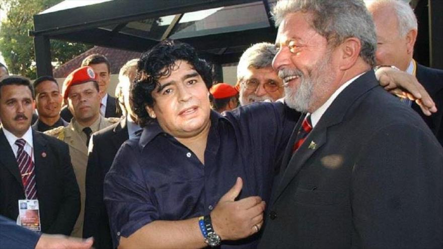 El exastro del fútbol argentino Diego Armando Maradona (izda.) y el expresidente brasileño Luiz Inácio Lula da Silva.