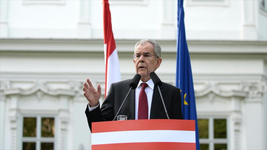 El ecologista Alexander Van der Bellen habla durante una rueda de prensa en Viena, capital austriaca, tras ganar las elecciones presidenciales, 23 de mayo de 2016.