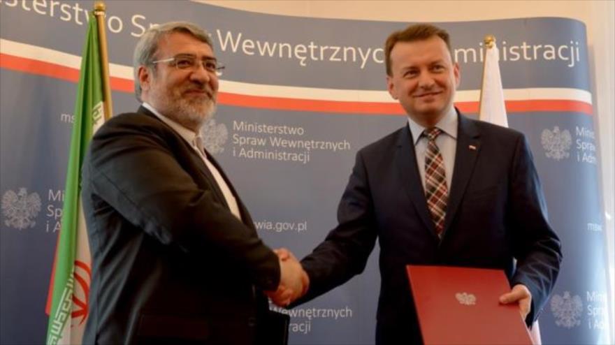 Abdolreza Rahmani Fazli (izda.), ministro iraní del Interior, y su par polaco Mariusz Blaszczak, en Varsovia, capital del país europeo. 23 de mayo de 2016 