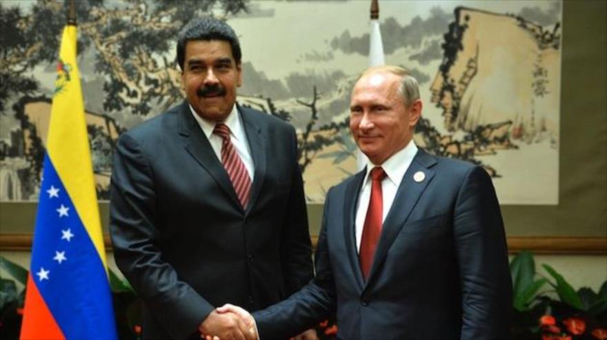 El presidente de Venezuela, Nicólas Maduro (izda.), y su par ruso, Vladimir Putin (dcha.).