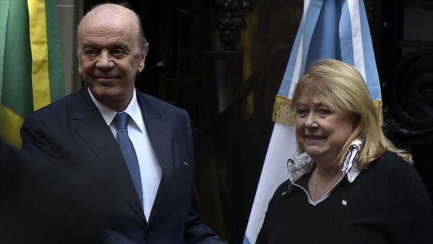 La canciller de Argentina, Susana Malcorra, junto con ministro de Asuntos Exteriores del Gobierno interino de Brasil, José Serra, 23 de mayo de 2016.