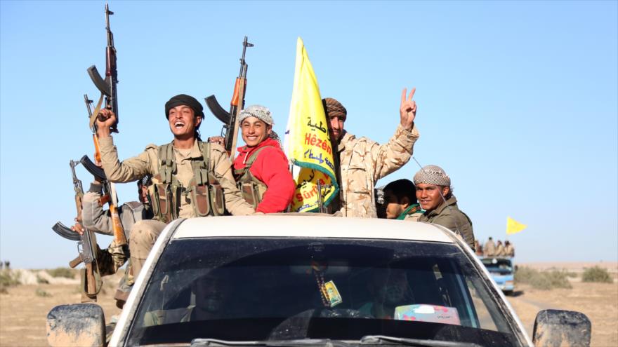 Combatientes de las Fuerzas Democráticas de Siria (SDF, por sus siglas en inglés).