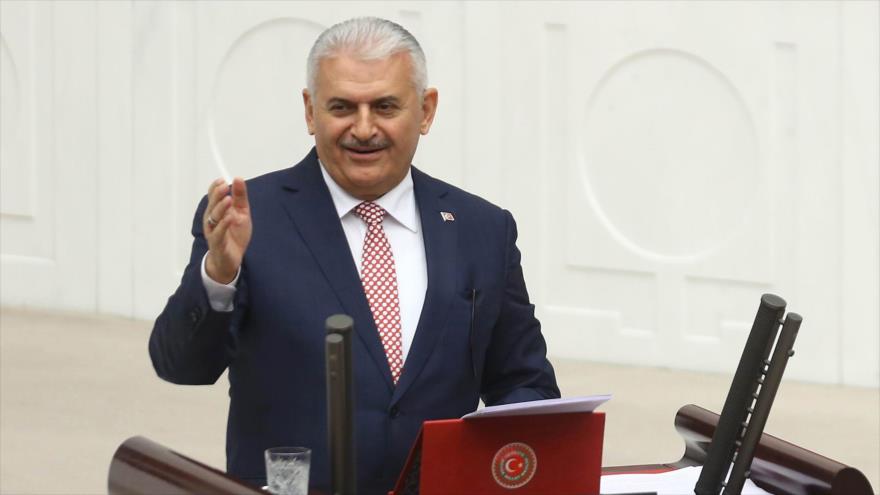 El primer ministro de Turquía, Binali Yildirim, ofrece un discurso en el Parlamento turco, 24 de mayo de 2016.