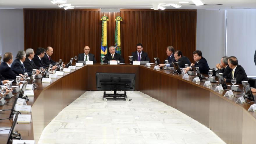 El presidente interino de Brasil, Michel Temer (centro), presenta sus medidas económicas durante una reunión con los líderes de los partidos aliados en el Congreso en el Palacio de Planalto, en la capitalina ciudad de Brasilia, 24 de mayo de 2016.