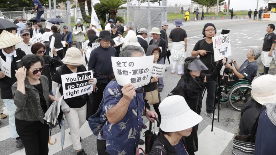 Residentes de la isla japonesa de Okinawa (sur) protestan contra asesinato de una joven local por exmilitar estadounidense, 22 de mayo de 2016.
