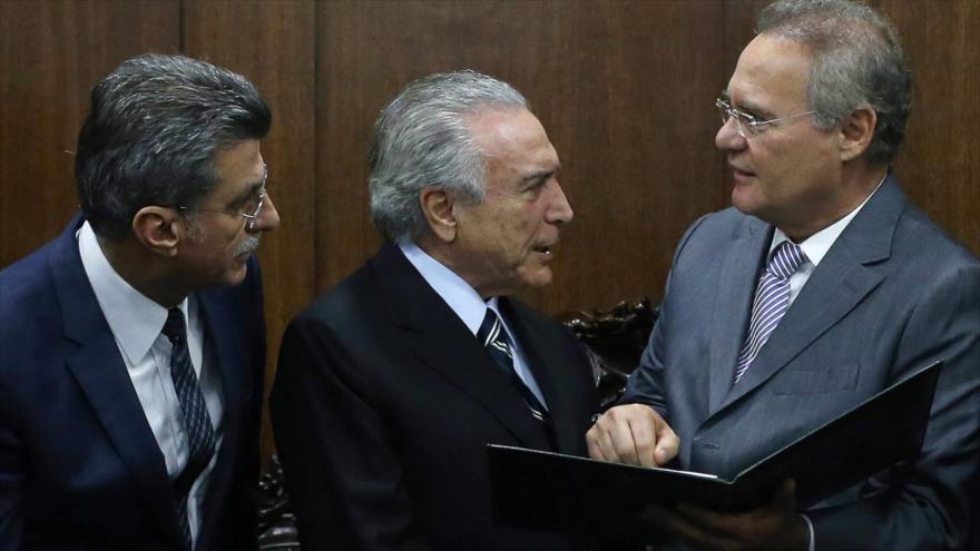 Tanto el nuevo presidente de Brasil, Michel Temer (centro), como el jefe de la Cámara Alta, Renan Calheiros (dcha.) y el exministro de Planificación, Romero Jucá (izda.) están implicados en distintos casos de corrupción.