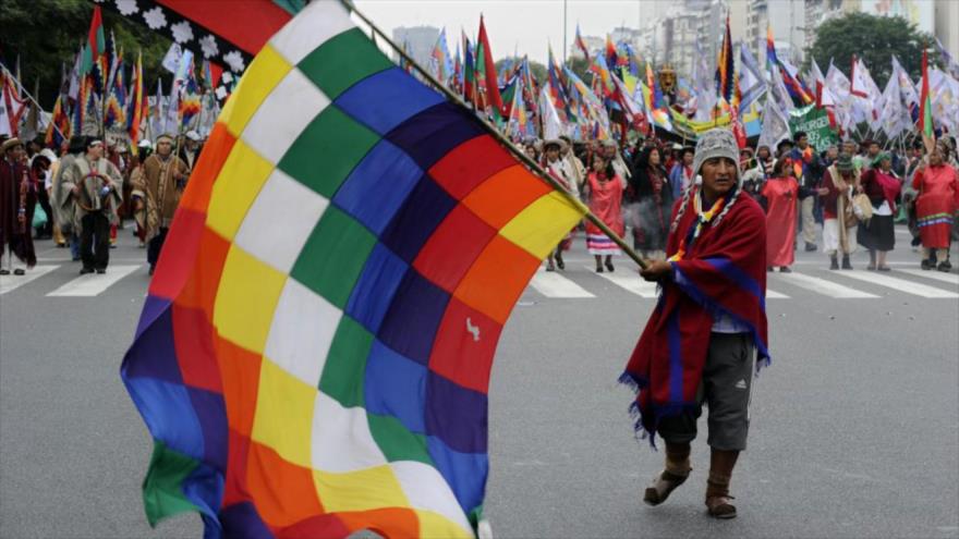 Indígenas argentinos protestan contra los conflictos que sufren en reclamo por sus tierras.