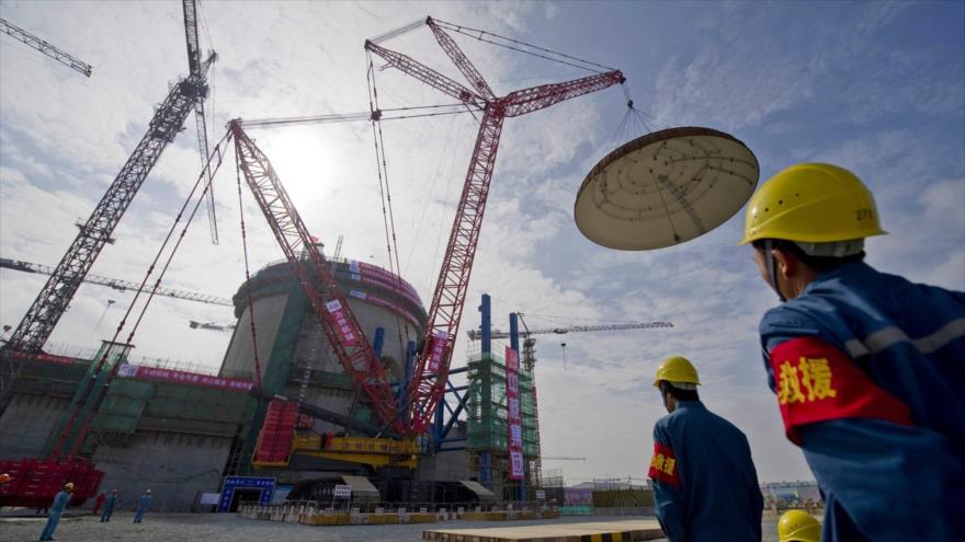 Ingenieros chinos supervisan las tareas de construcción de una central nuclear en China.