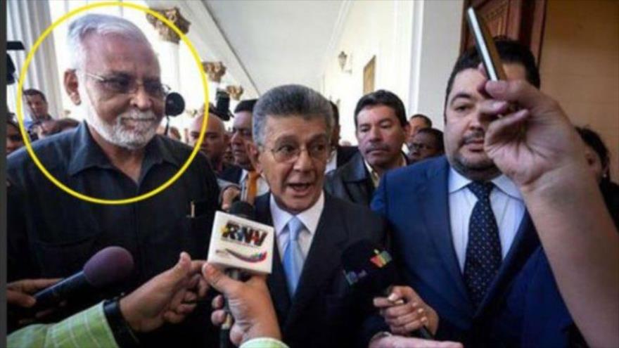 El presidente de la Asamblea Nacional (AN), Henry Ramos Allup (centro) ysu jefe de seguridad, Coromoto Rodríguez (izq.).
