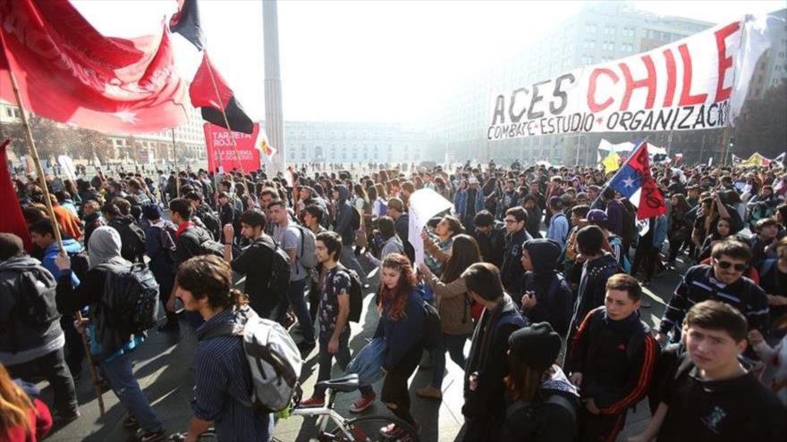 Miles de estudiantes marchan por una calle de Santiago para protestar por la reforma educativa, 26 de mayo de 2016.