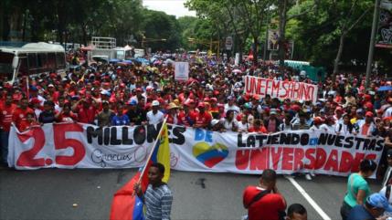 Universitarios venezolanos se movilizan para defender los logros del chavismo