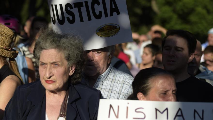 Un grupo de argentinos protesta en el aniversario del fallecimiento del fiscal del atentado AMIA, Alberto Nisman, para pedir el esclarecimiento del caso, 18 de enero de 2016.