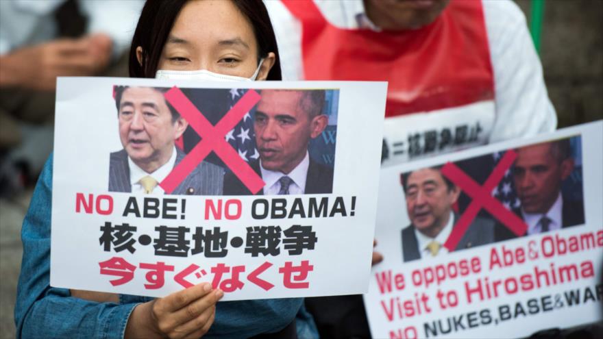 Los japonese protestan en Hiroshima contra la visita del presidente de Estados Unidos, Barack Obama, a su ciudad, 26 de mayo de 2016. 