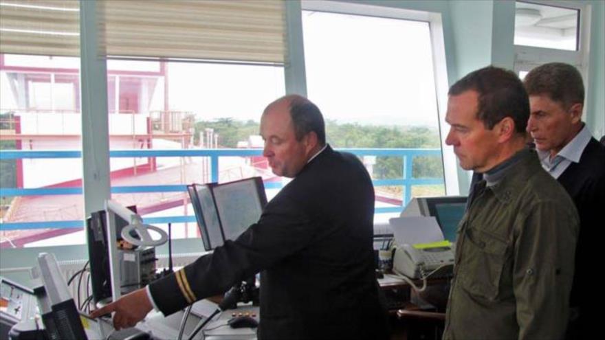 El primer ministro ruso, Dmitry Medvedev (dcha.), durante una visita al regimiento del Ejército ruso en las islas de Kuriles, agosto de 2015.