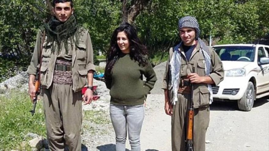 Joanna Palani (centro), danesa de 23 años, que se unió a las fuerzas kurdas en Siria e Irak.