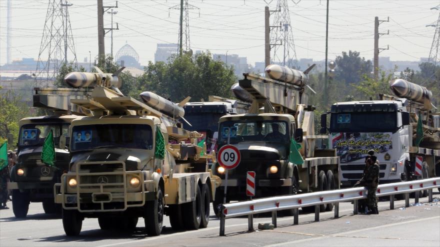 Camiones militares iraníes llevan misiles durante el desfile militar anual que marca el aniversario del inicio de la guerra impuesta por Irak a Irán (1980-88), 22 de septiembre de 2015.