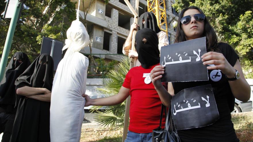 Una activista sostiene un cartel que dice "No matar" en protesta contra el creciente número de ejecuciones en Arabia Saudí. 