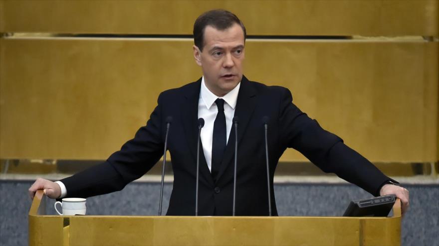 El primer ministro de Rusia, Dmitri Medvedev, se dirige a la Cámara baja del Parlamento ruso (Duma), en la capital, Moscú, 19 de abril de 2016.