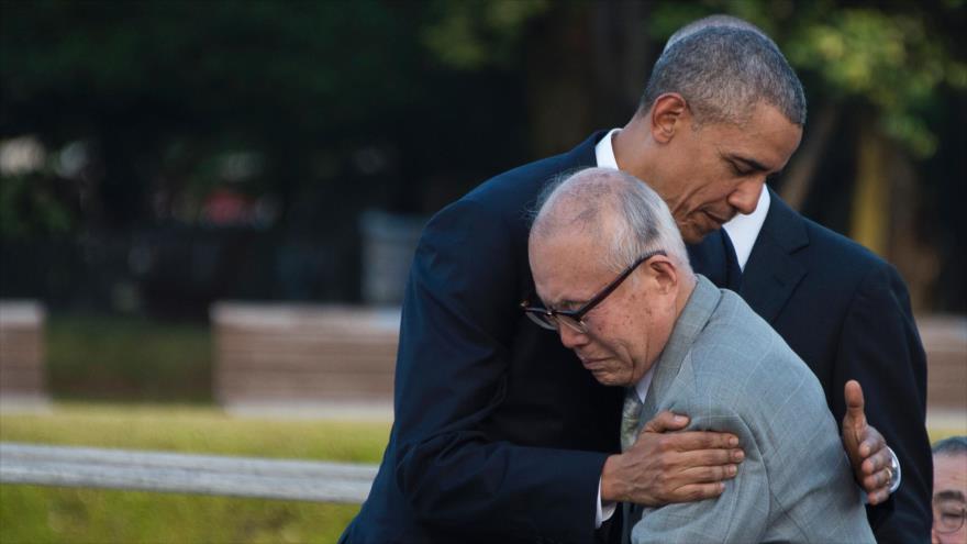 El presidente de EE.UU., Barack Obama, abraza a un hombre japonés, sobreviviente del bombardeo atómico estadounidense de Hiroshima, durante su visita al Parque Memorial de la Paz en la misma ciudad nipona, 27 de mayo de 2016.