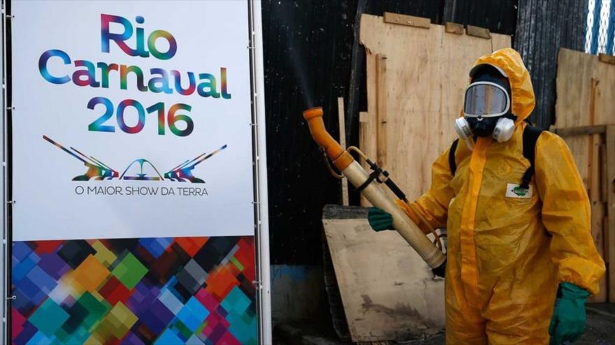 Un agente municipal brasileño desinfecta las instalaciones del Sambódromo de Río de Janeiro (sureste) para evitar que el virus del Zika se expandiera en las celebraciones del Carnaval de dicha ciudad.