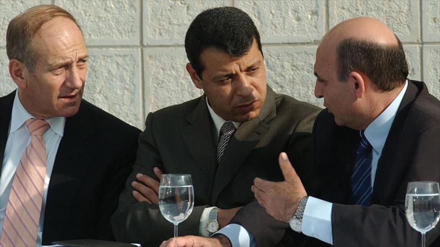 El exministro de asuntos militares israelí Shaul Mofaz (dcha.), junto a Mohamad Dahlan y el exministro de industria y comercio israelí Ehud Olmert (izqda.).