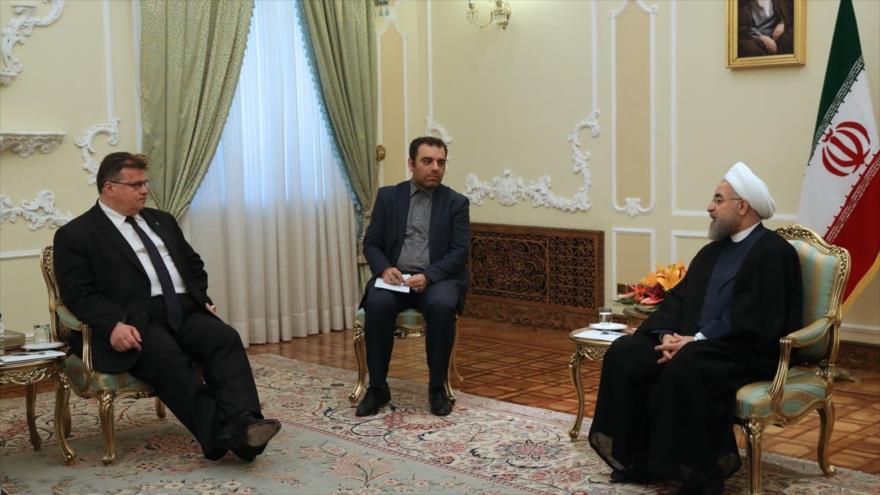 El presidente de Irán, Hasan Rohani (dcha.), en un encuentro con el canciller de Lituania, Linas Linkevicius (izda.), en Teherán, capital persa, 28 de mayo de 2016. 