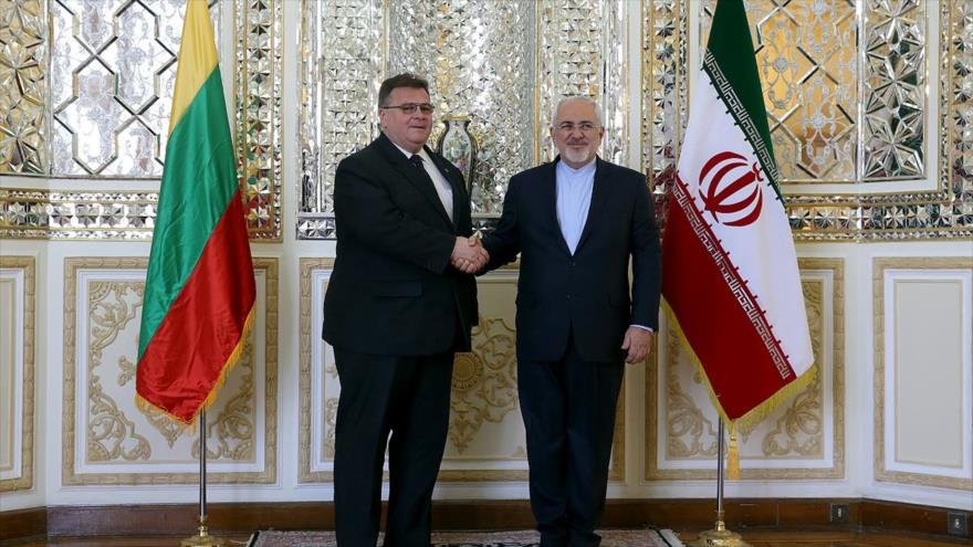 El canciller iraní, Mohamad Yavad Zarif (dcha.), durante un encuentro con el ministro de Exteriores de Lituania, Linas Linkevicius, en Teherán, capital persa, 28 de mayo de 2016.