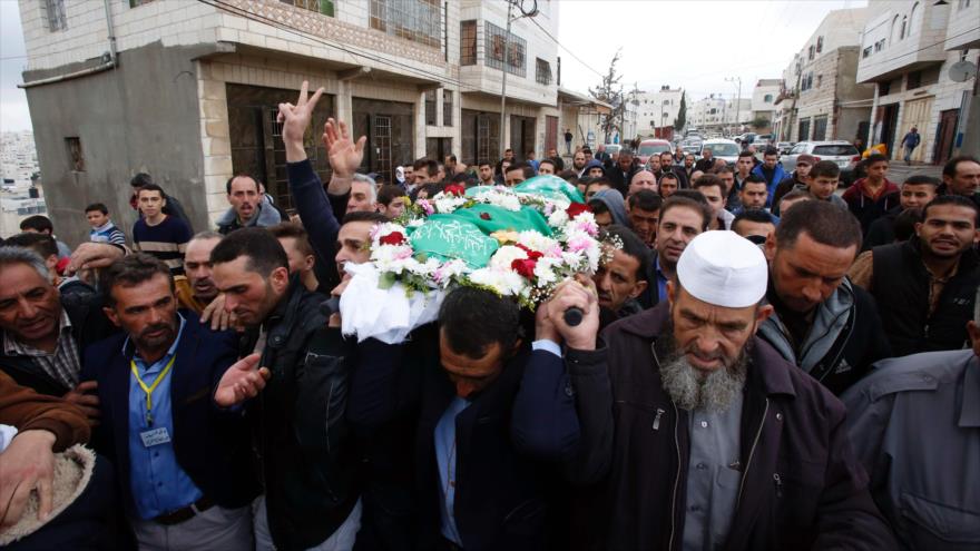 Palestinos celebran el funeral de Abdel Fatah al-Sharif, asesinado por un soldado israelí, en Al-Jalil (Hebrón), 28 de mayo de 2016.