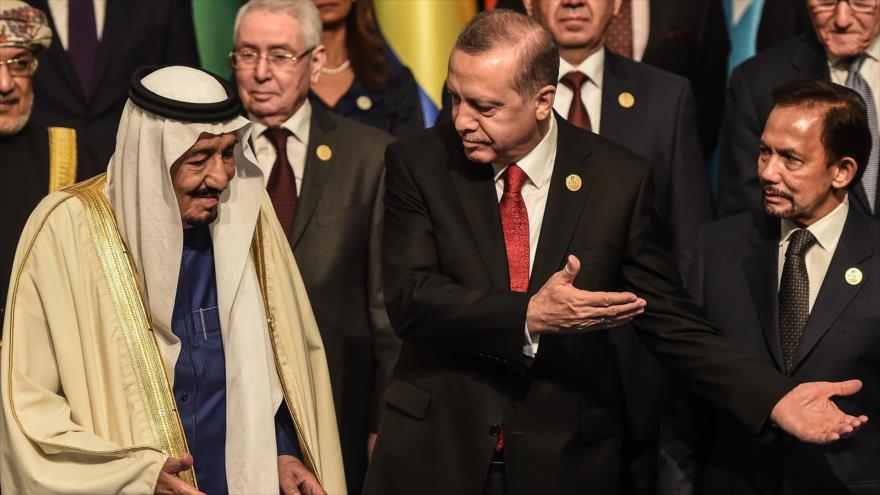 El rey saudí, Salman bin Abdulaziz Al Saud (izda.) y el presidente turco Recep Tayyip Erdogan (centro).