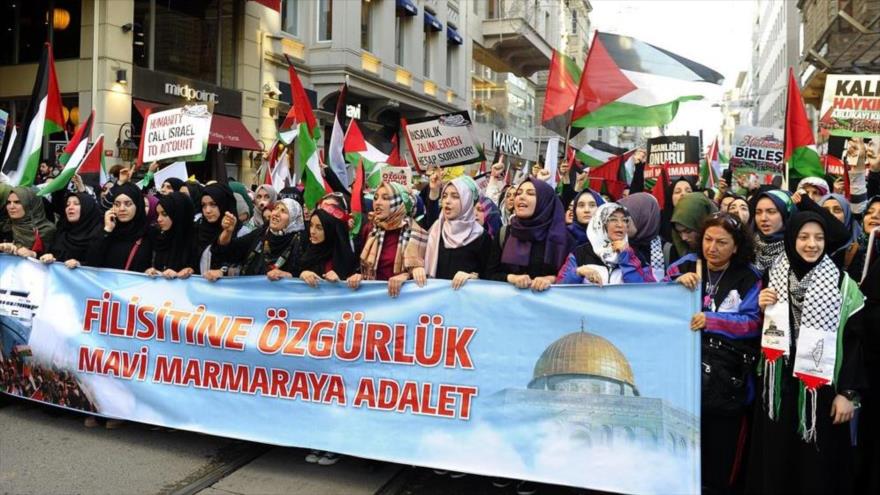 Miles de personas se manifiestan en la ciudad turca de Estambul contra el régimen de Israel y en apoyo a Palestina, 28 de mayo de 2016.