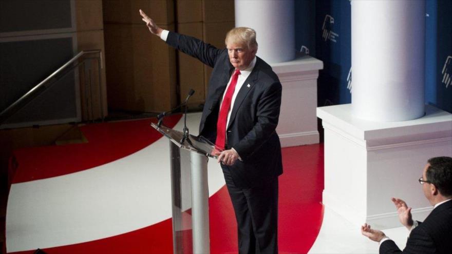 El candidato republicano, Donald Trump, realizando un gesto sumamente similar al saludo nazi.