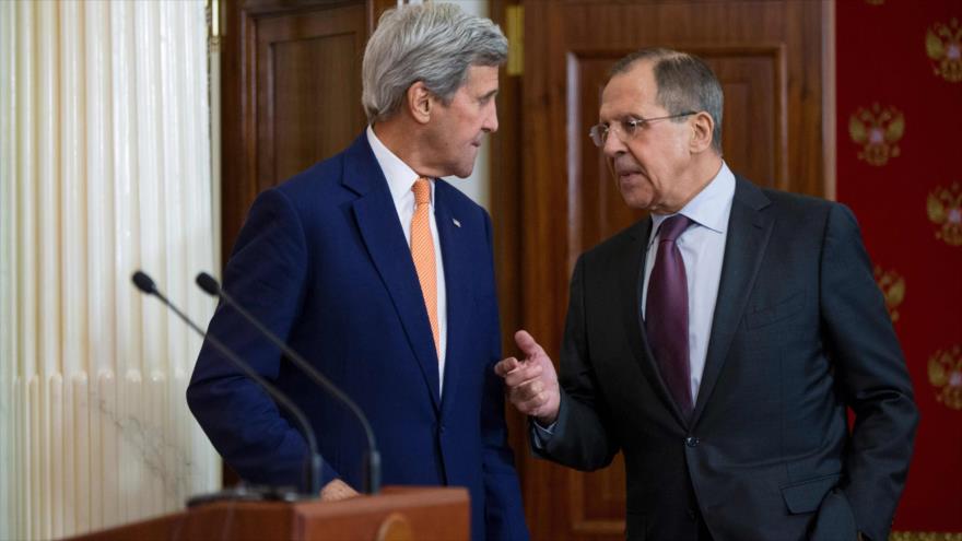 El canciller ruso, Serguei Lavrov (dcha.), y su par estadounidense, John Kerry.