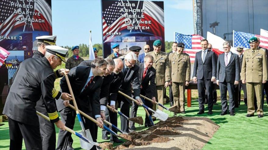 Las autoridades estadounidenses y polacas, entre ellas: el presidente de Polonia, Andrzej Duda, y el vicesecretario de Defensa de EE.UU., Robert Work, asisten a la inauguración de la construcción de un puesto de defensa antimisiles en Redzikow, 13 de mayo de 2016.