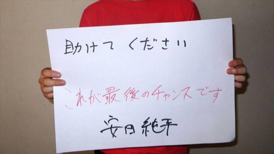 Cartel de auxilio del periodista japonés Jumpei Yasuda, secuestrado por los terroristas en Siria. "Ayuda, por favor, esta es la última oportunidad: Jumpei Yasuda".