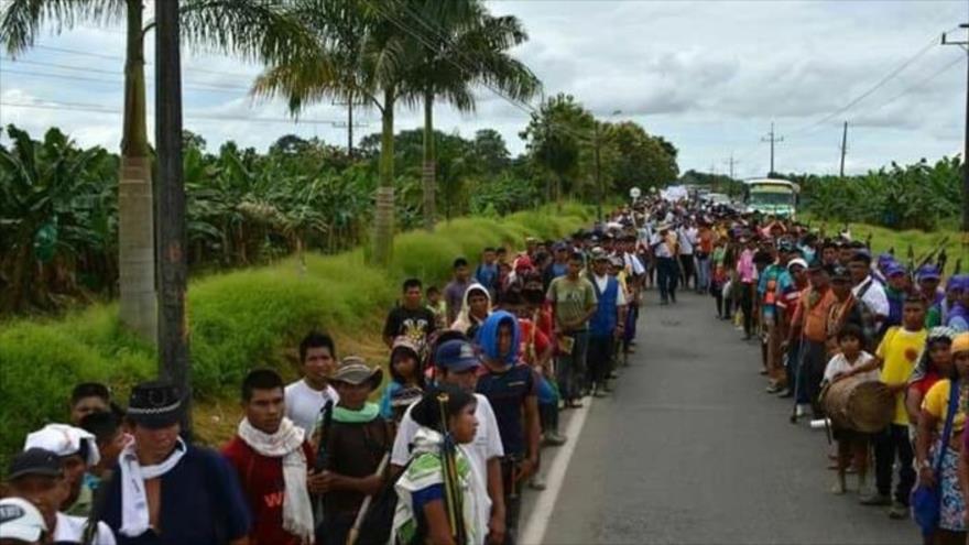 En Cauca, suroeste de Colombia, desde tempranas horas del día se movilizan campesinos e indígenas para exigir los acuerdos incumplidos por el Gobierno, 30 de mayo de 2016.