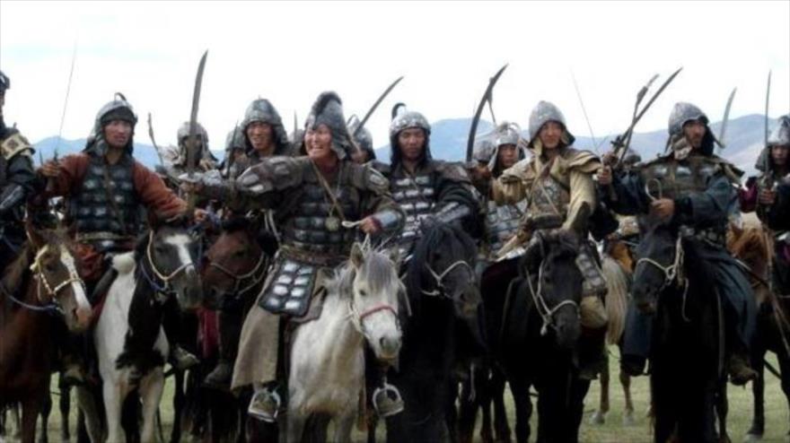 En el año 1206, se formó un estado mongol basado en agrupaciones tribales nómadas que se encontraban bajo el liderazgo de Gengis Kan.