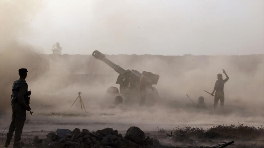 Fuerzas populares iraquíes durante el combate contra los miembros del EIIL en Faluya, oeste de Irak.